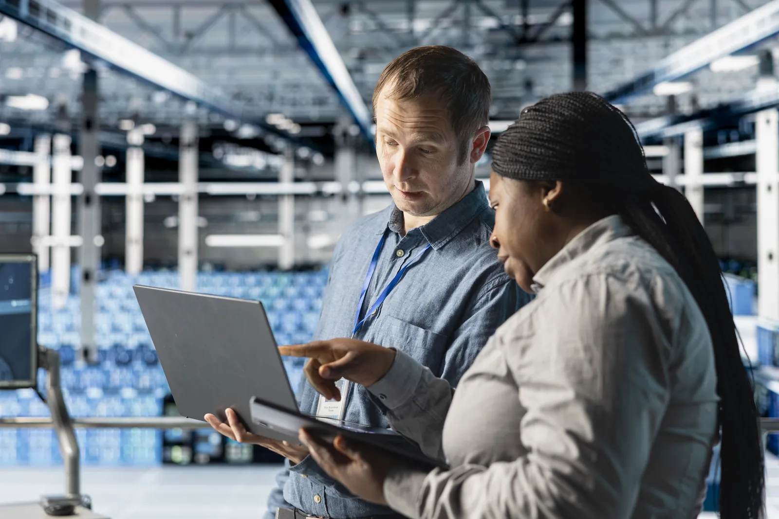 IT-Team im Rechenzentrum stimmt Updates am Laptop ab – Kundengewinnung für IT & Hosting